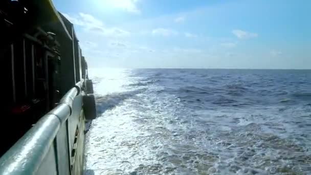 Vista desde la cubierta del buque de carga a mar abierto. barco está navegando — Vídeos de Stock