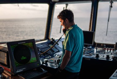Deniz seyir subayı tarafından Vhf telsiz bildiriyor