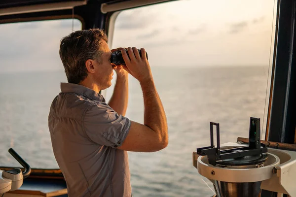 Vigilancia oficial de navegación en la guardia de navegación en el mar — Foto de Stock