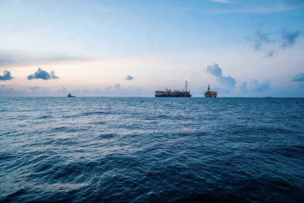 Petrol platformunun yakınındaki FPSO tanker gemisi. Offshore petrol ve gaz endüstrisi
