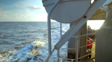 Kargo gemisi güvertesinden açık denize bak. gemi yelken
