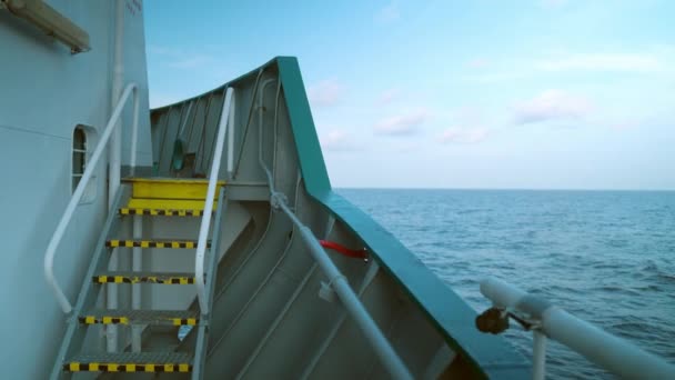 Pohled z paluby nákladní lodi na otevřené moře. loď pluje — Stock video
