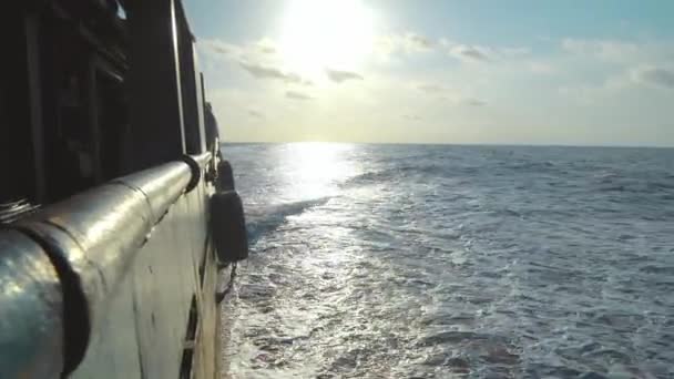 Vista desde la cubierta del buque de carga a mar abierto. barco está navegando — Vídeos de Stock