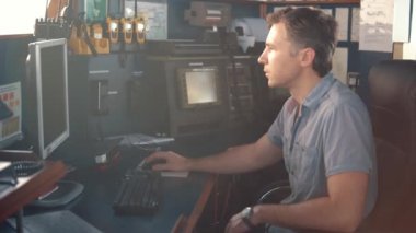 Deniz seyir subayı Köprüsü'nde gezinme izle sırasında