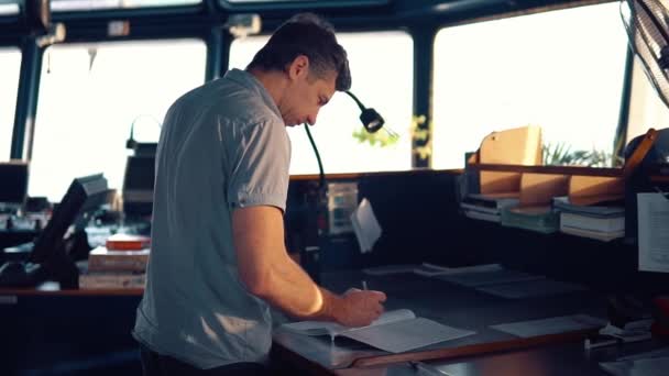 Morskich oficer nawigacyjny podczas wachtę nawigacyjną na most — Wideo stockowe