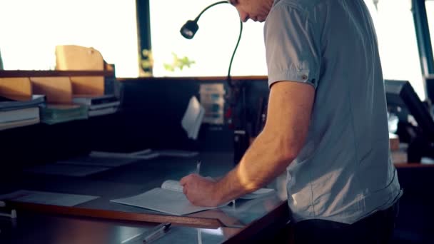 Officier de navigation maritime pendant la quart à la passerelle — Video