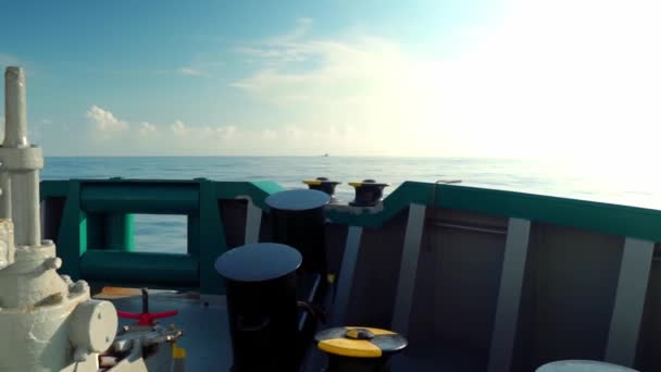 Kargo gemisi güvertesinden açık denize bak. gemi yelken — Stok video