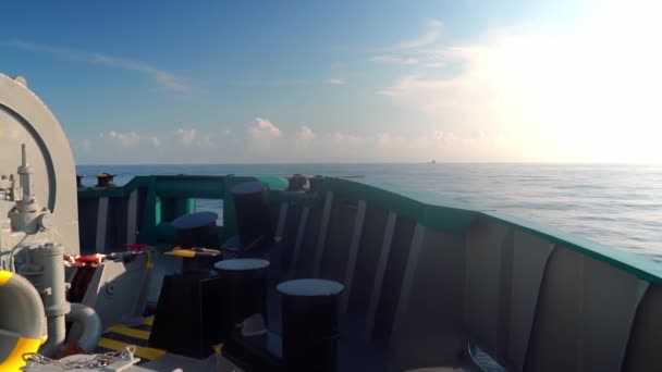 Vista do convés do navio de carga para o mar aberto. o navio está navegando — Vídeo de Stock