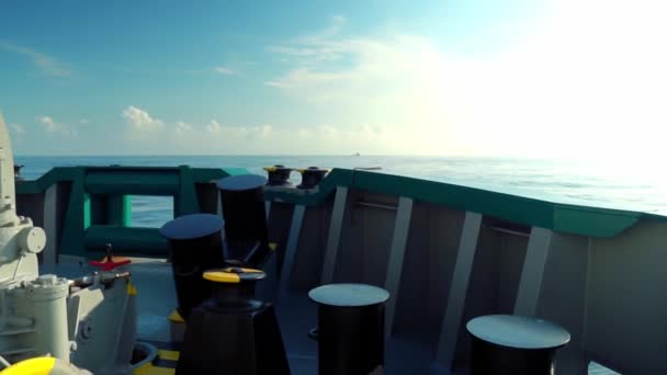 Pohled z paluby nákladní lodi na otevřené moře. loď pluje — Stock video