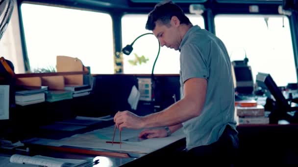 Marine navigational officer under vakthållning på bryggan — Stockvideo