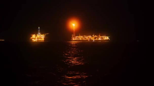 FPSO navire-citerne près de plate-forme pétrolière Rig . — Video