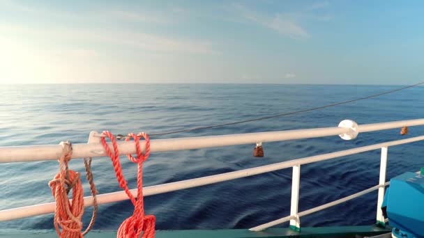 Uitzicht vanaf scheeps schip dek naar open zee. het schip is zeilen. — Stockvideo