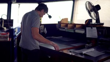 Deniz seyir subayı Köprüsü'nde gezinme izle sırasında