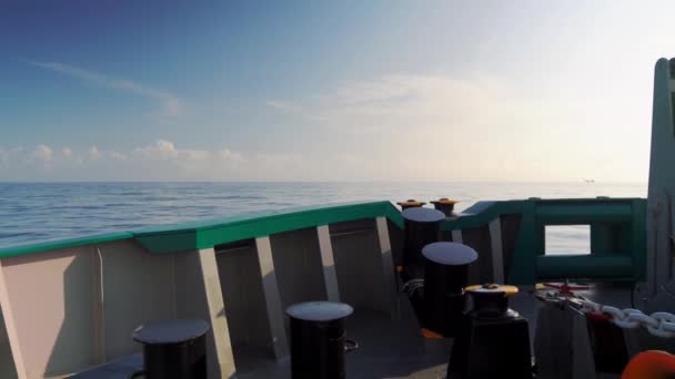 Vista desde la cubierta del barco a mar abierto. barco está navegando . — Vídeos de Stock