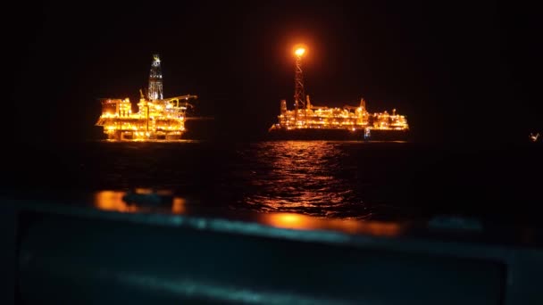 Petrol platformu Rig yakın Fpso tanker gemi. — Stok video