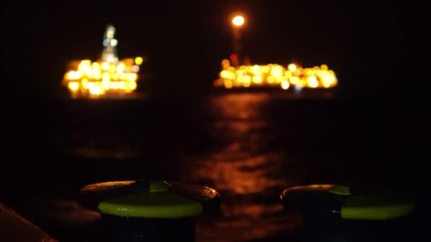 FPSO tanker schip in de buurt van Oil platform rig. — Stockvideo