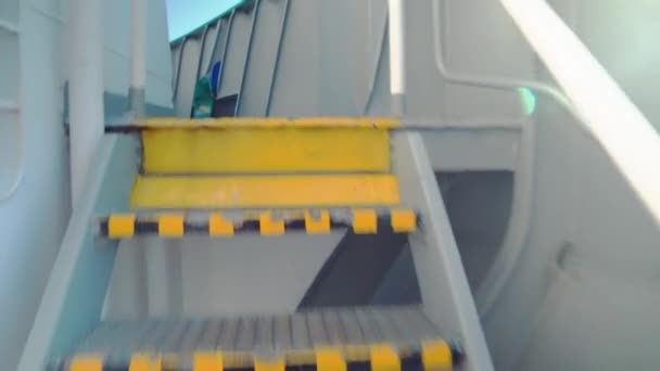 Vue du pont du cargo à la mer. navire navigue 