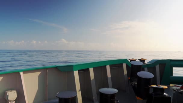 Uitzicht vanaf scheeps schip dek naar open zee. het schip is zeilen. — Stockvideo