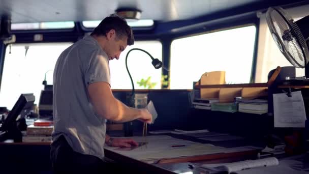 Marine navigational officer under vakthållning på bryggan — Stockvideo