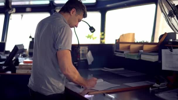 Officier de navigation maritime pendant la quart à la passerelle — Video