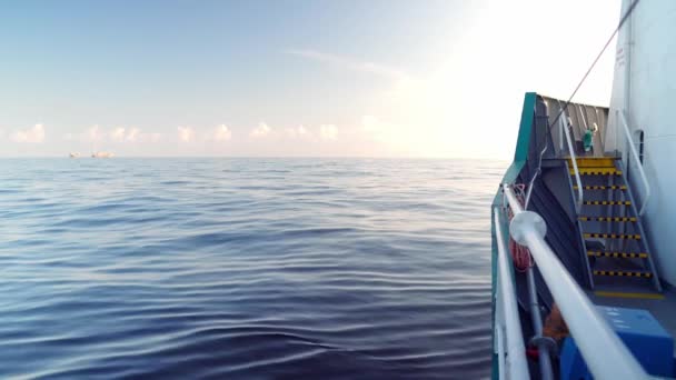 Vista desde la cubierta del buque de carga a mar abierto. barco está navegando — Vídeos de Stock