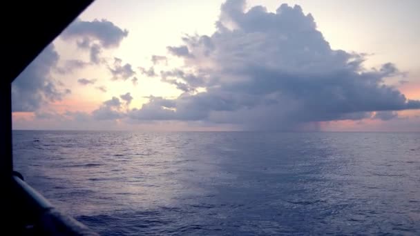 Coucher de soleil, mer, le soleil est couvert de nuages. Vue sur l'océan ouvert — Video