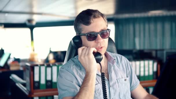 Marine Deck Officer of Seaman op het dek van het schip of schip — Stockvideo