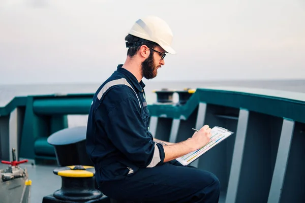 Zeevaartkundig scheepsofficier op het dek van offshore vaartuig of schip — Stockfoto