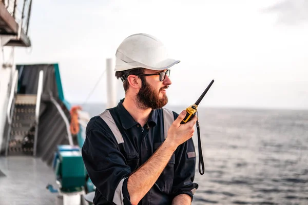 Oficial de cubierta en la cubierta del buque o buque de alta mar — Foto de Stock