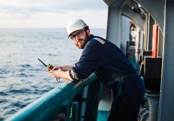 Ufficiale di coperta sul ponte di una nave o di una nave offshore — Foto Stock