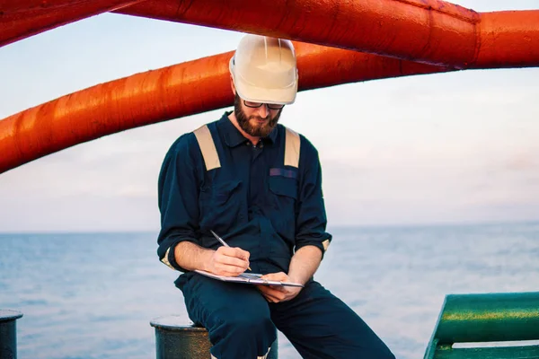 Oficial de convés no convés do navio ou navio offshore — Fotografia de Stock