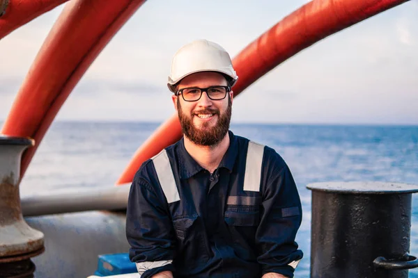 Oficial de convés no convés do navio ou navio offshore — Fotografia de Stock