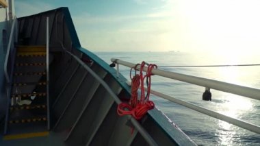 Kargo gemisi güvertesinden açık denize bak. gemi yelken