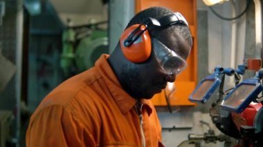 Motor kontrol odasında Afrika deniz mühendisi memuru ECR.