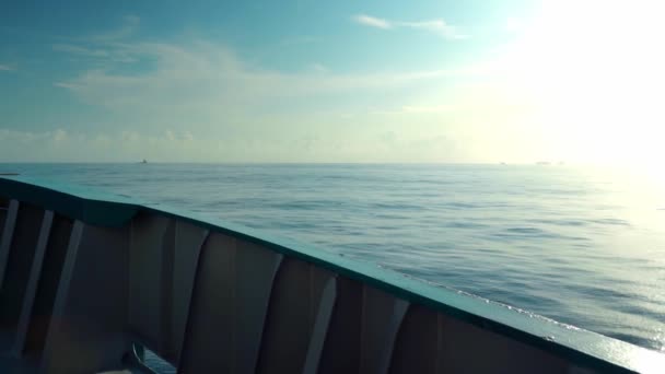 Θέα από το κατάστρωμα φορτίων για να ανοίξει τη θάλασσα. σκάφος πλέει — Αρχείο Βίντεο