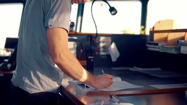 Officier de navigation maritime pendant la quart à la passerelle 