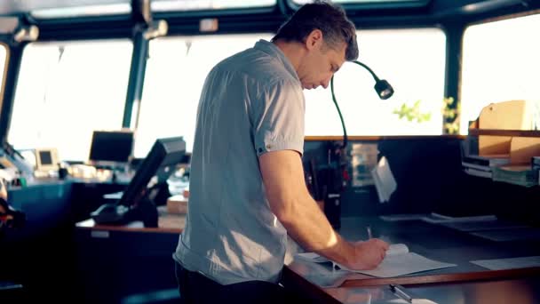 Officier de navigation maritime pendant la quart à la passerelle — Video