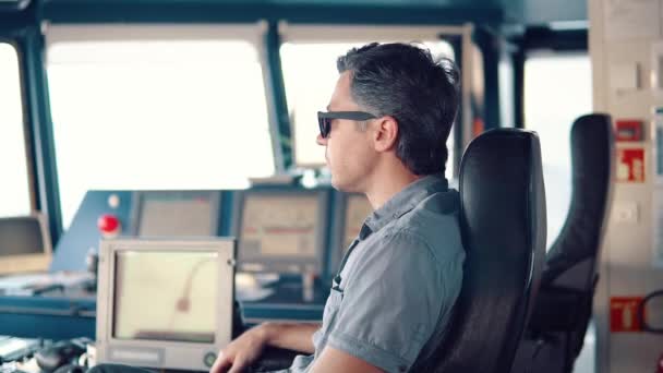 Marine navigational officer under vakthållning på bryggan — Stockvideo