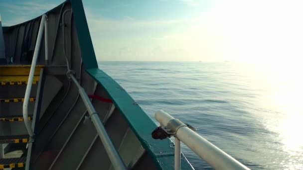 Vue du pont du cargo à la mer. navire navigue 