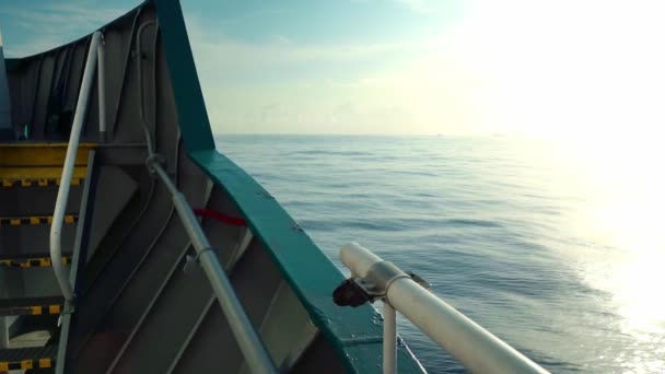 Vista dal ponte della nave da carico al mare aperto. la nave sta navigando — Video Stock