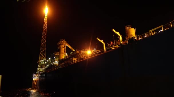 FPSO tanker vessel near Oil platform Rig. — Stock Video