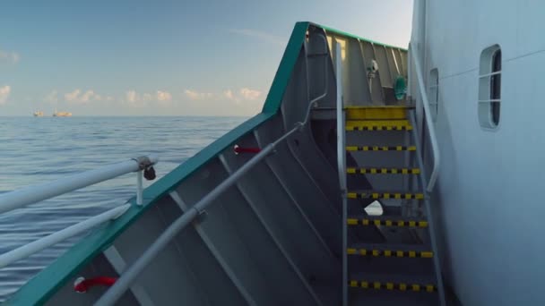 화물선 갑판에서 바다까지 의 전경. 선박은 항해 — 비디오