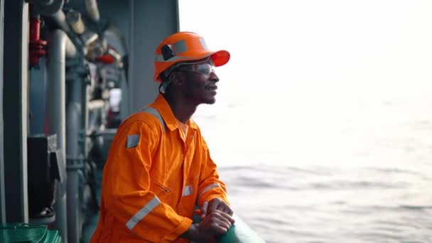 Vermoeide Seaman AB of Bosun op het dek van het schip of schip — Stockvideo