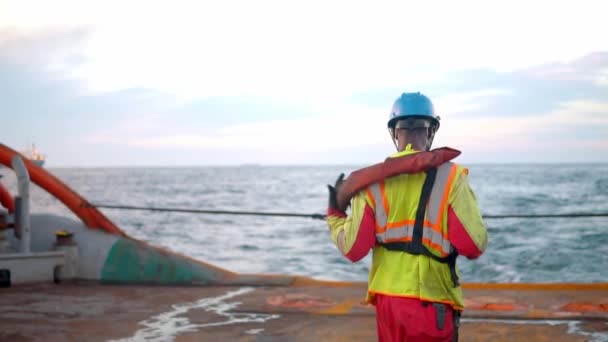 Matelot AB ou Bosun sur le pont du navire — Video