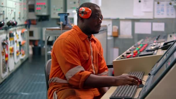 Perwira insinyur kelautan Afrika di ruang kontrol mesin ECR . — Stok Video