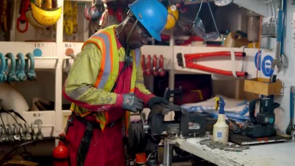 Matelot AB ou Bosun sur le pont du navire — Video