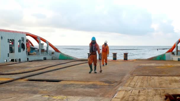 Anker-Handling-Schlepper versorgen Schiffsbesatzung bei der Vorbereitung des Schiffes — Stockvideo