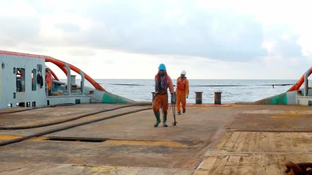 Anchor-handling Tug Supply AHTS vessel crew preparing vessel — Stock Video