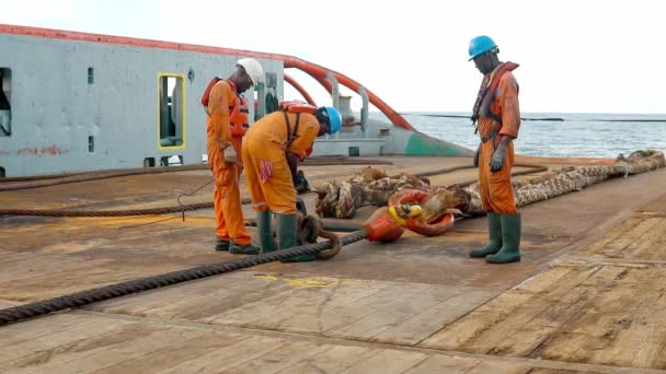 Anchor-handling Tug Supply tripulação do navio AHTS preparando navio — Vídeo de Stock