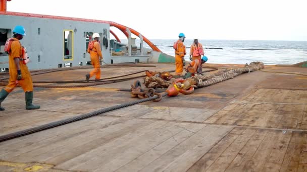 Anker-Handling-Schlepper versorgen Schiffsbesatzung bei der Vorbereitung des Schiffes — Stockvideo